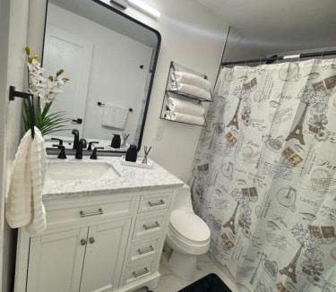 Highland Garden House | Private Studio with Patio-King Bed, Near Beach & Casinos
