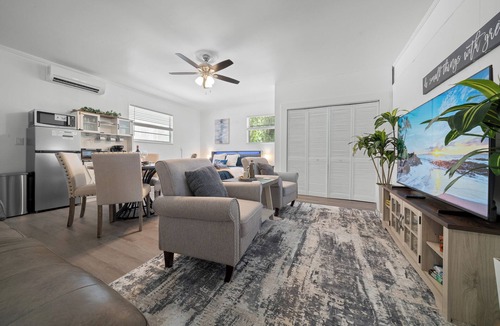 Ocala House | Private suite with pool access near WEC, Downtown, Restaurants, Publix & More!