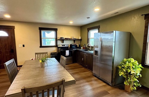 Spencerville House | Providence Rustic Retreat-Couples Getaway!