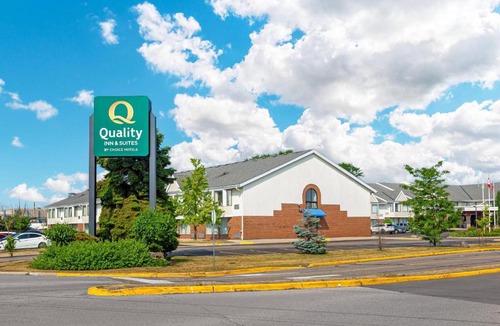 Queen Street Corridor Hotel | Quality Inn & Suites