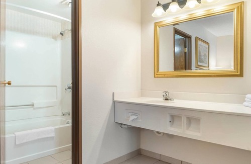 Manistique Hotel | Quality Inn & Suites Manistique