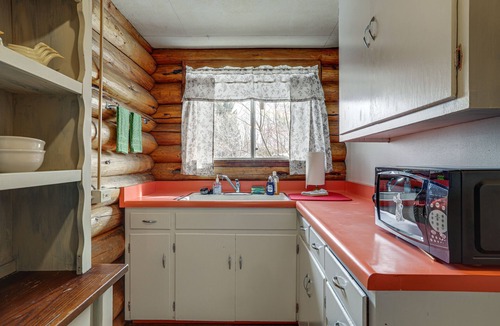 Lander Cabin | Quarter-Acre Lander Cabin 7 Mi to Sinks Canyon