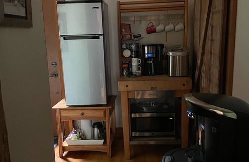 Breaux Bridge Apartment | Queen bdrm, & breakfast. Upstairs den with full-twin bunk option.