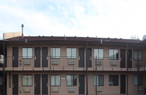 South Central Omaha Apartment | Queen Bed|Smoking|Omaha NE