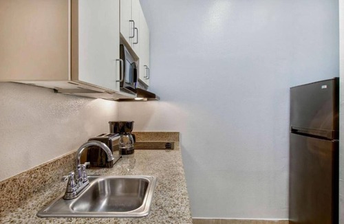 Beaumont Apartment | Queen Bed with Kitchenette Smoking