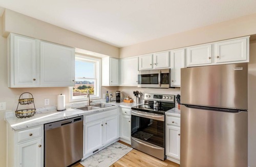 Homerville House | Quiet 2BR Retreat with Patio and Grill