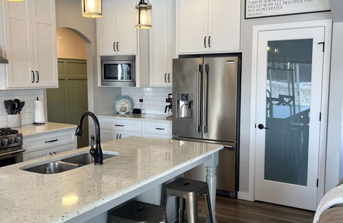Omro House | Quiet and Relaxing EAA Home for Rent. 11.5 Miles from Airport.