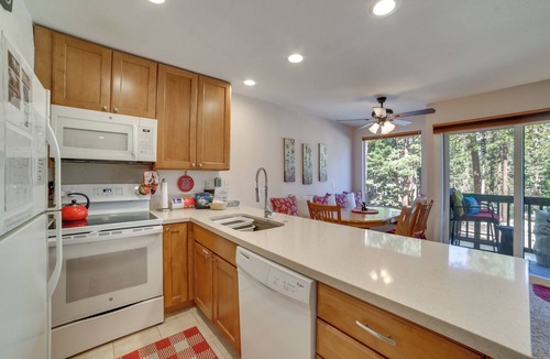 Majestic Pines Condo | Quiet Condo w/Great Views, 1/2 Mi to Eagle Lodge!