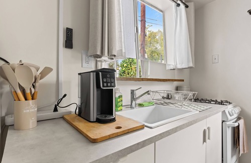 Mid-Wilshire Apartment | Quiet Guest Suite w/Private Entry + Garden in Central LA