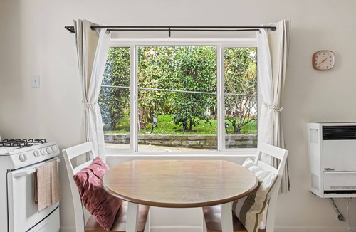 Mid-Wilshire Apartment | Quiet Guest Suite w/Private Entry + Garden in Central LA