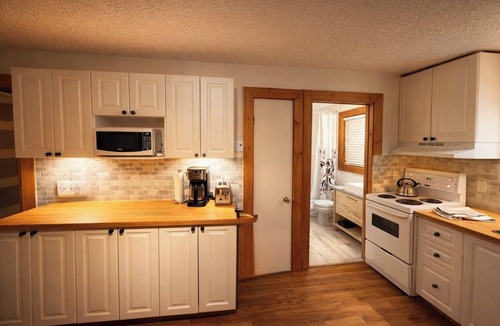 Val Morin Ski Chalet | Quiet Riverfront Retreat – Cozy Chalet