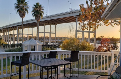 El Lago Cabin | Quiet Waterfront Escape Overlooking Kemah Boardwalk