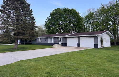 Howards Grove House | Racers Homebase: Mins to Road America, Golf & Dining