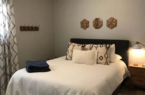 Madison Heights House | Ranch Home w King Bed Close to Beaumont, Royal Oak