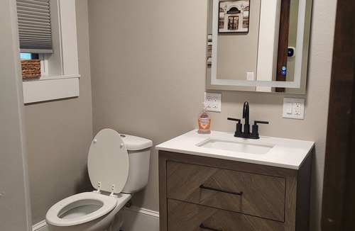 Richmond Apartment | Recently remodeled Apartment central location