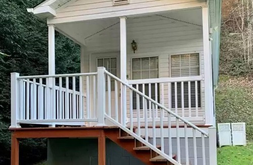Canada Cottage | Recently Updated - Cozy Creekside Tiny Home w/Full Kitchen; Walk to Distillery