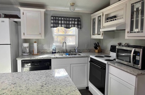 Kingston House | RECENTLY UPDATED Lake Texoma Private Acreage! Sleeps 8. Pet Friendly. 3 acres.