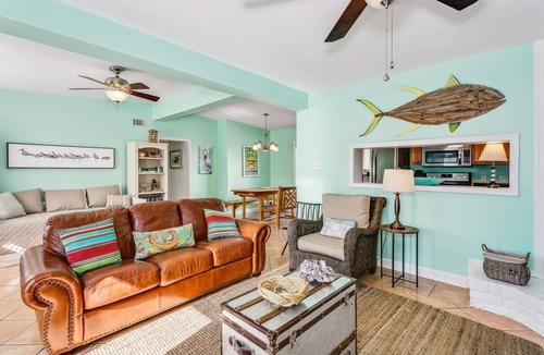 Villa Primera House | *Reduced Rates* Sunshine and Sand | Your Comfortable Waterfront House | Sandy Yard |Family Friendly