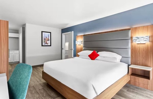Cheyenne Hotel | Refreshed Space | Deluxe 2 Room King Suite Near Scenic Cheyenne Botanic Gardens