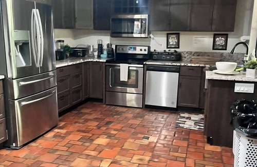 Eustis Ski Chalet | Refuge Home, Jacuzzi & Heated Pool 35 min Orlando.