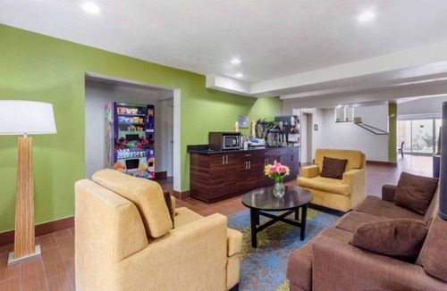 Temple Terrace Hotel | Relax and Unwind Near Busch Gardens Tampa and Adventure Island Water Park