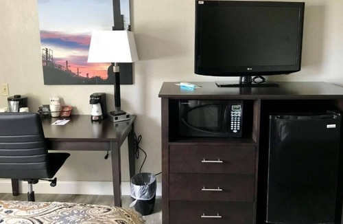 Bethlehem House | Relax and Unwind! Pet-Friendly Property, Onsite Pool, Free Breakfast!