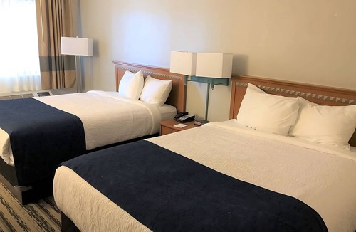 Window Rock Hotel | Relax and Unwind! Kid-friendly Unit w/FREE Breakfast & Parking! Pool & Hot Tub!