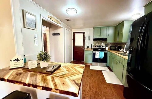 Crystal River Cottage | Relax, Explore, Boat Parking & Fenced yard