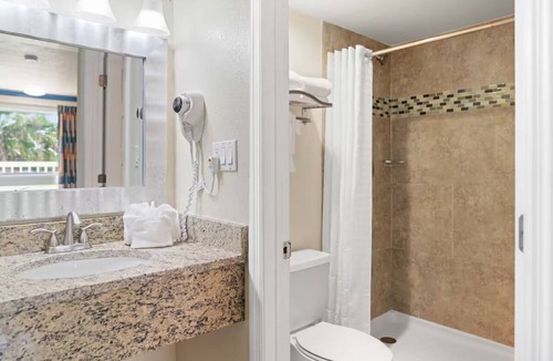 Florida Center Hotel | Relax in Comfort w/King Bed Near Universal Studios - Free Breakfast Included