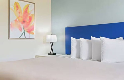 Florida Center Hotel | Relax in Comfort w/King Bed Near Universal Studios - Free Breakfast Included
