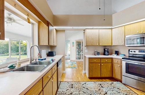 Harbour Heights House | Relax, Recharge & Explore. Your Waterfront Getaway Awaits.