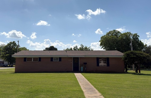 Chickasha House | Relax & Recharge - Hot Tub - Sauna - Cold Plunge - Weights