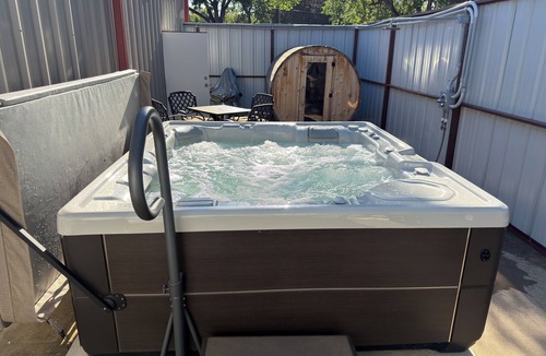 Chickasha House | Relax & Recharge - Hot Tub - Sauna - Cold Plunge - Weights