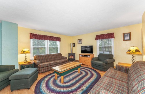 St Germain Cabin | relaxing 4-bedroom lodge with WiFi and AC in Saint Germain firepit, grill & YOGA