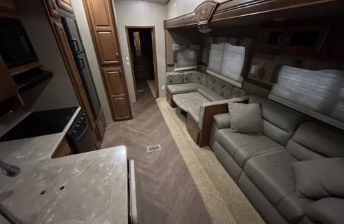 Pickett House | Relaxing 5th Wheel Camper for EAA