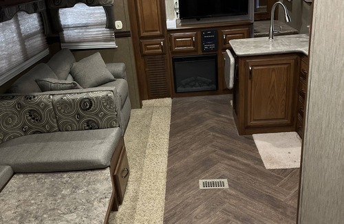 Pickett House | Relaxing 5th Wheel Camper for EAA