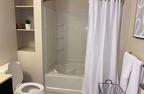 Mid-Wilshire Apartment | Relaxing Haven in LaBrea