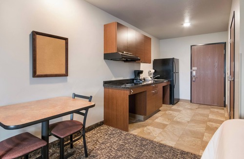 North Aurora Hotel | Relaxing North Aurora Stay | Pet-Friendly, Kitchen & Free Parking
