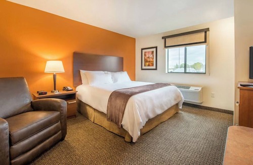Rapid City Hotel | Relaxing Room! Full Kitchen & Comfy Bedding! Pets Allowed, Near Dinosaur Park!