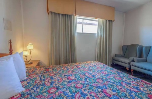 Allison Hotel | Relaxing Room w/Premium Cable Just Miles From Gallup Airport & Local Dining