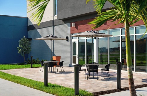 Melbourne Hotel | Relaxing Spot: Modern Room w/Free Breakfast | 5-Min Walk to Airport