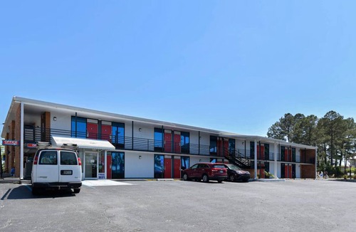 Valdosta Hotel | Relaxing Stay W/Pool, Pets Welcome, Near Leapin Lizards Party Zone