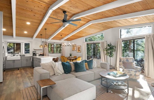 Arnold Ski Chalet | Remodeled Big Trees Cabin | Firepit, Deck, Games