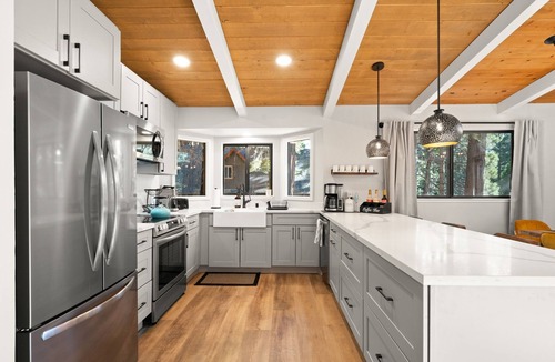 Arnold Ski Chalet | Remodeled Big Trees Cabin | Firepit, Deck, Games