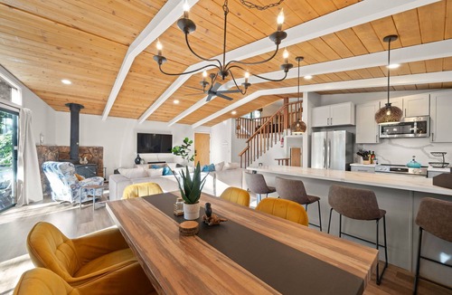 Arnold Ski Chalet | Remodeled Big Trees Cabin | Firepit, Deck, Games