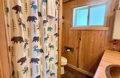 Au Train Cabin | Remodeled Cabin on AuTrain Lake at Northwoods Resort