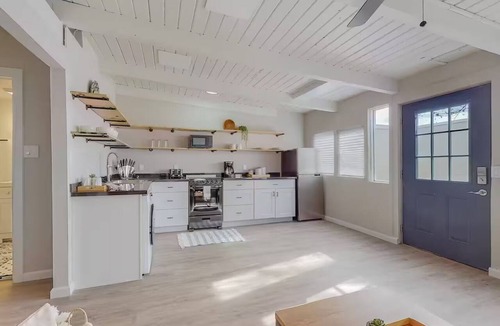 Pueblo Alto Apartment | Remodeled Courtyard Apt w/King Bed, In-Unit W&D