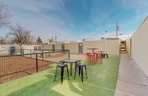 Pueblo Alto Apartment | Remodeled Courtyard Apt w/King Bed, In-Unit W&D