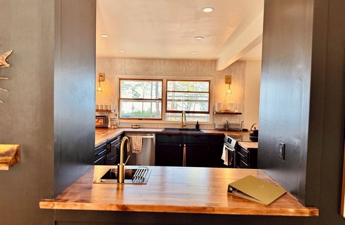 Rumely House | Renovated and Spacious Beach House across the Street From Ski/Snowmobile Trails