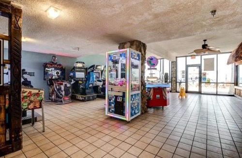 Daytona Beach Shores Apartment | Renovated Beach Front Studio - Hawaiian Inn Resort